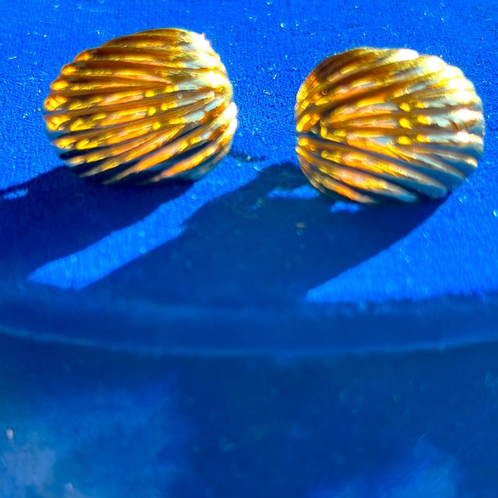 Signed Ann Hand gold earrings*